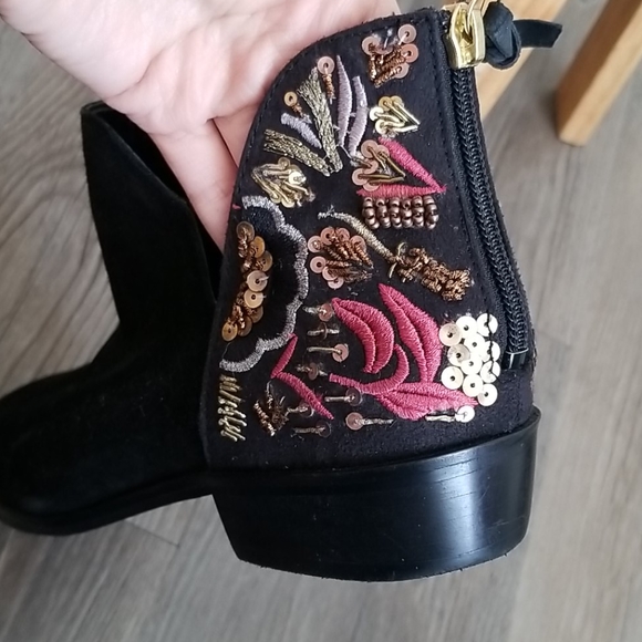 Embroidered boots - Picture 5 of 5